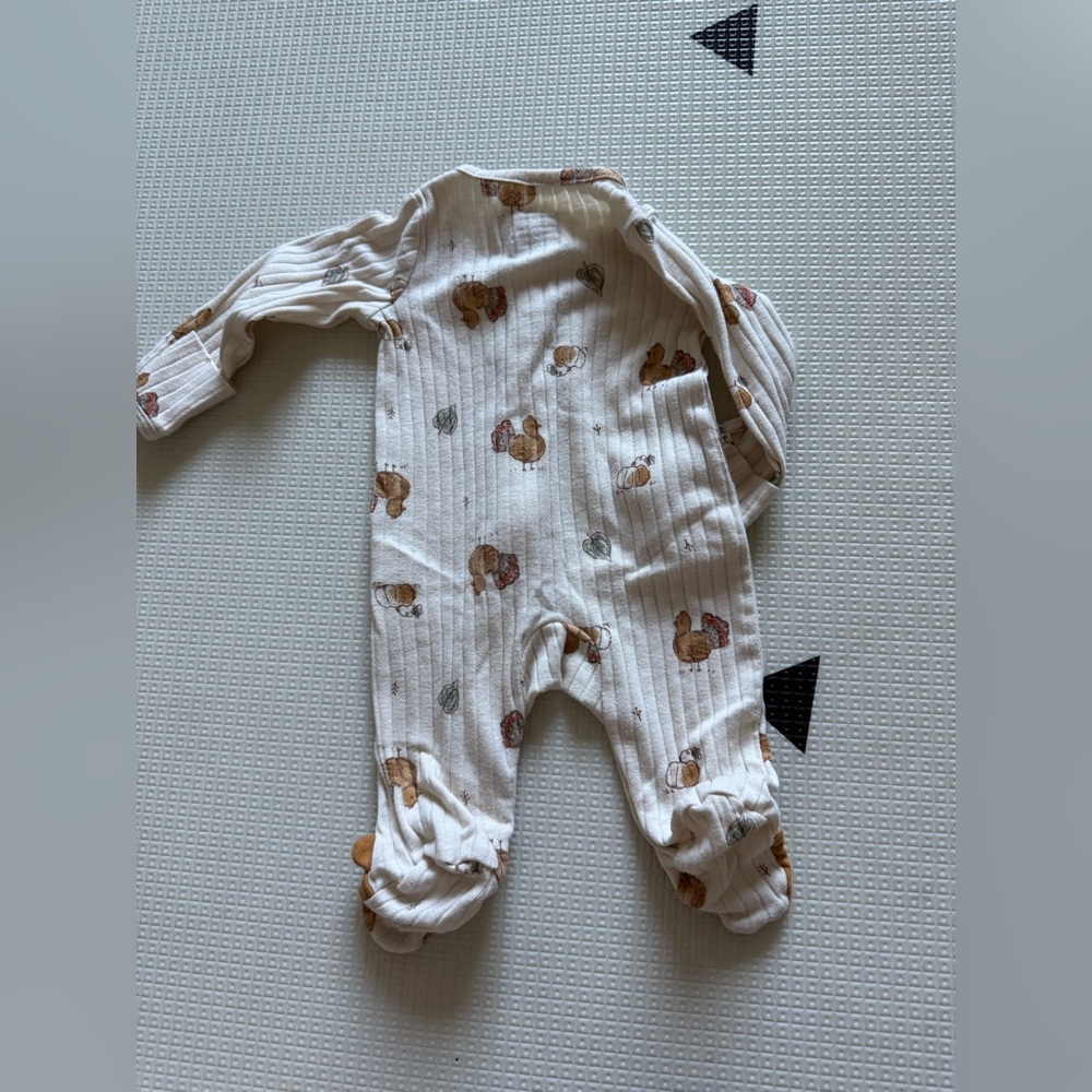 Carters|Baby gender neutral Cream long sleeve footsies in turkey print•••ribbed - Picture 4 of 5